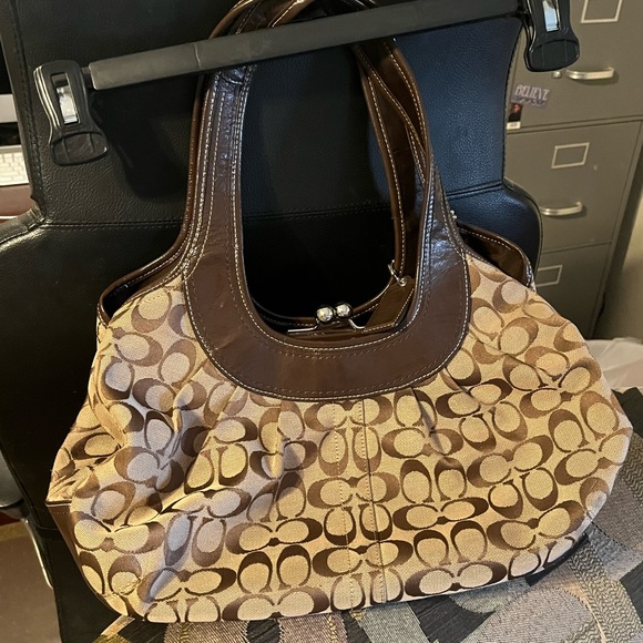 Coach shoulder purse - Picture 3 of 6